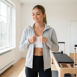 Femme enfilant une veste pilates légère après une séance