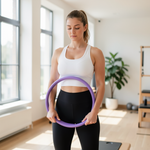 Femme utilisant un anneau de pilates en silicone pour renforcer ses cuisses