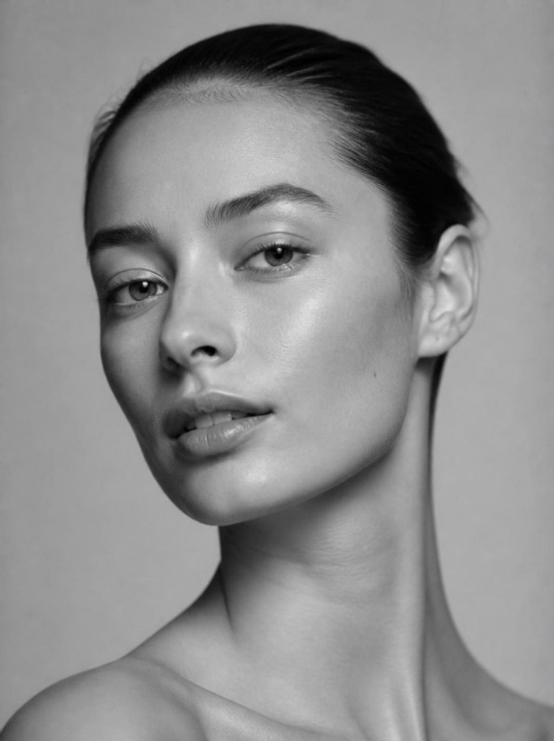 Portrait noir et blanc d'une femme, peau nette