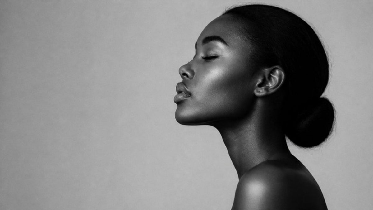 Profil noir et blanc d'une femme, yeux fermés