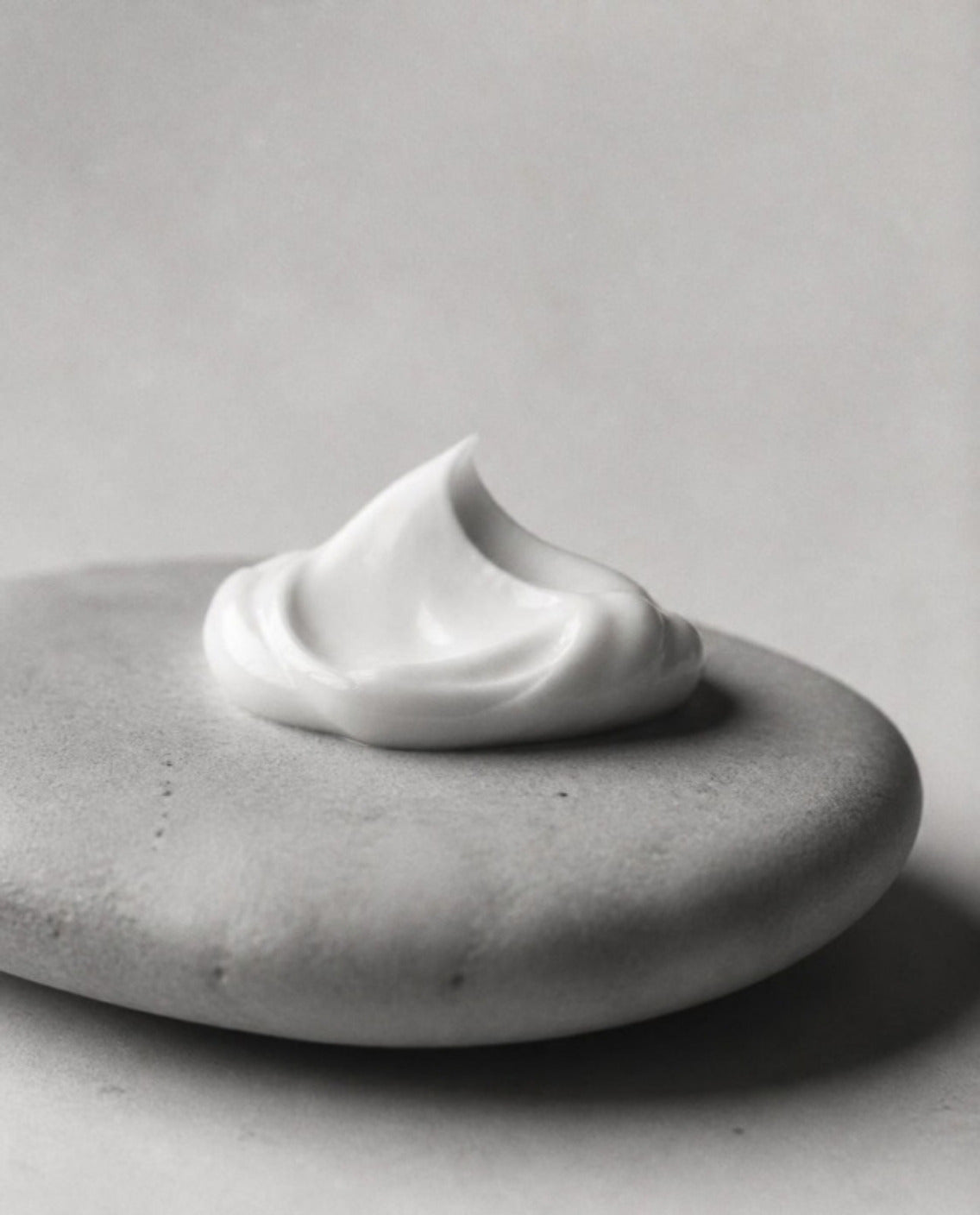 Noisette de crème sur un galet, noir et blanc