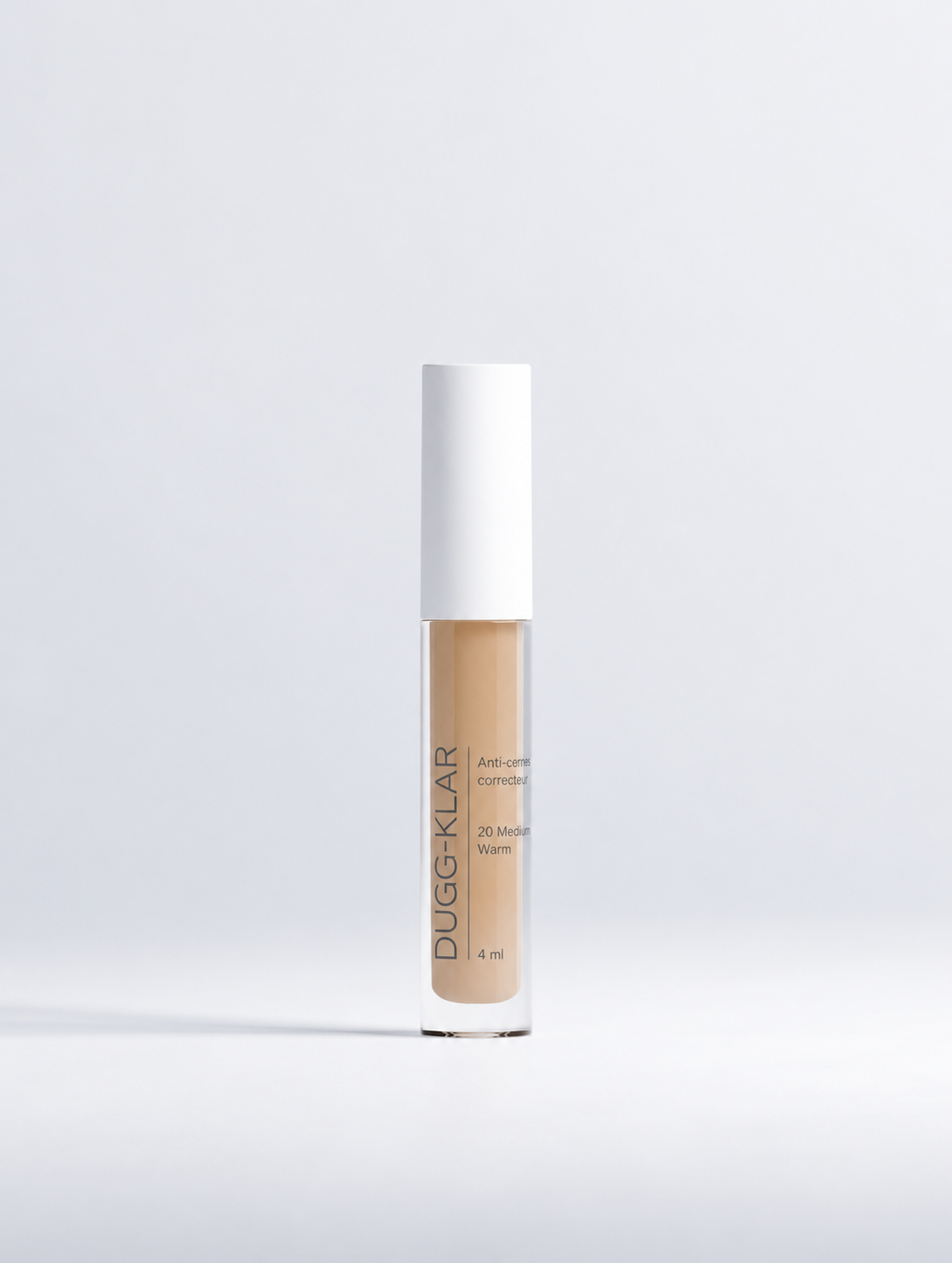 DUGG-KLAR, anti-cernes correcteur 4 ml, teinte 20 Medium Warm, petit flacon transparent à capuchon blanc et logo fin gris ardoise.