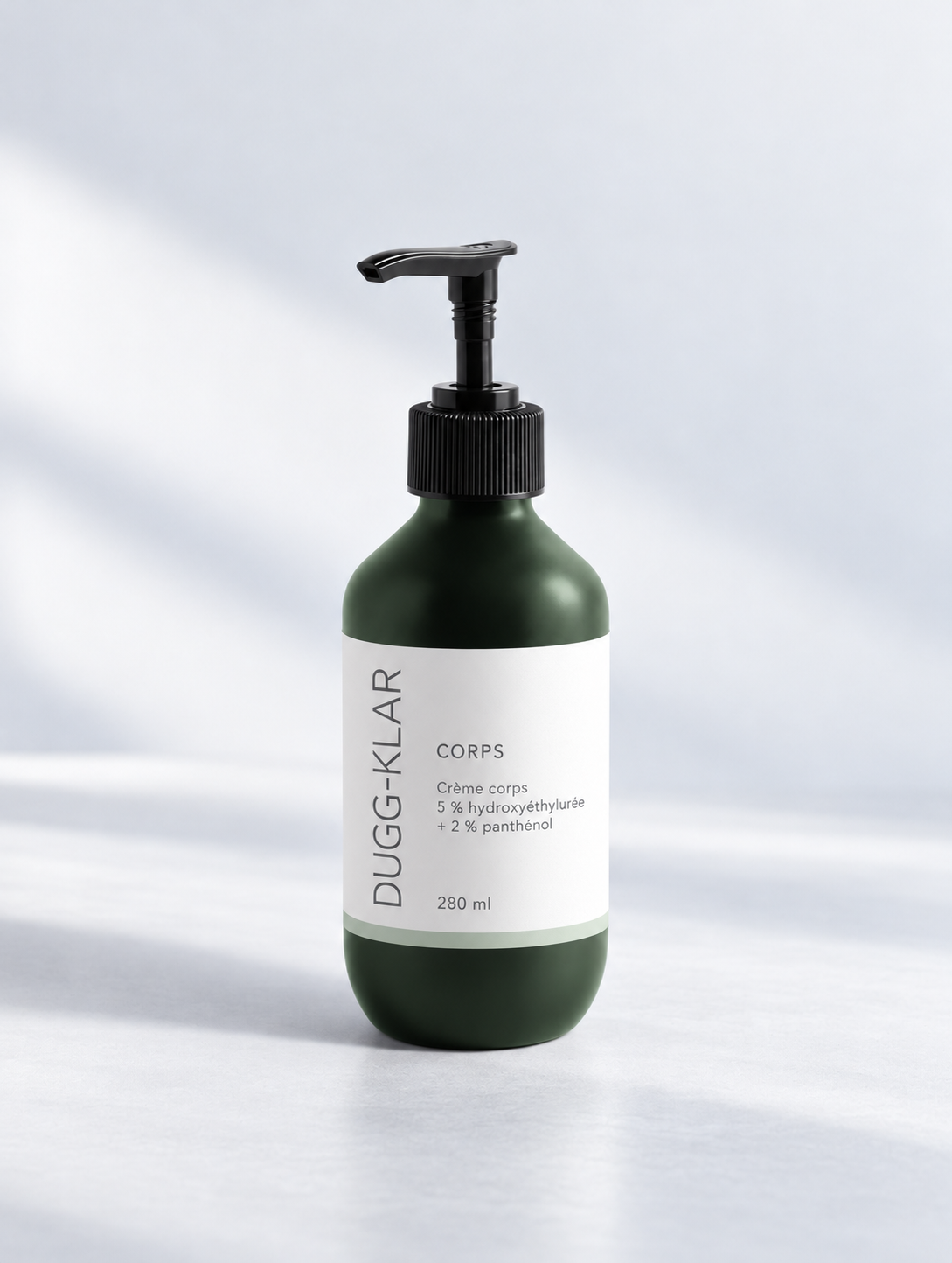 DUGG-KLAR, crème corps à 5 % d’hydroxyéthylurée et 2 % de panthénol 280 ml, flacon vert à pompe noire et logo fin gris ardoise.