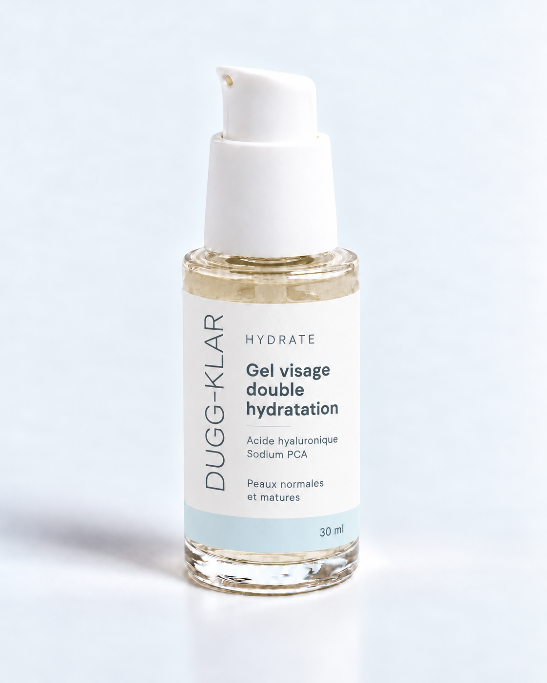 DUGG-KLAR Hydrate, gel visage double hydratation 30 ml, flacon transparent à pompe blanche, étiquette au logo vertical fin gris ardoise et bande bleu givre.