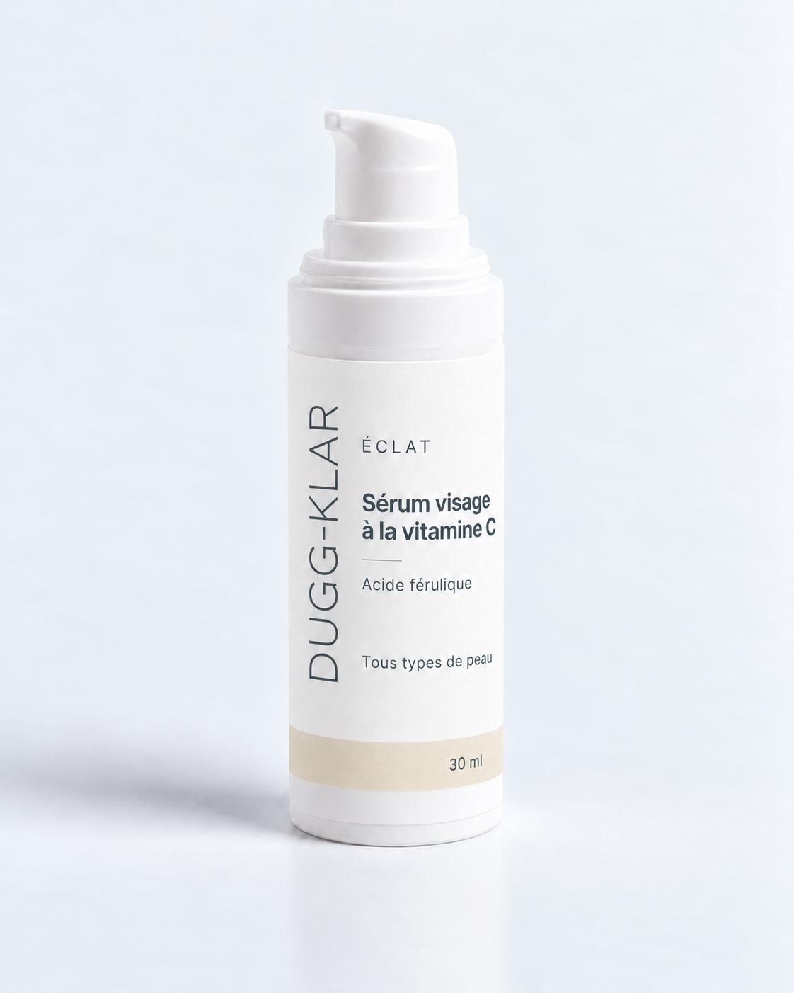 DUGG-KLAR Éclat, sérum visage à la vitamine C 30 ml, flacon blanc à pompe, étiquette au logo vertical fin gris ardoise et bande champagne.